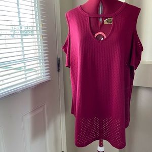 Love & Legend women burgundy red cold shoulder pullover top. Size 2X. Used.